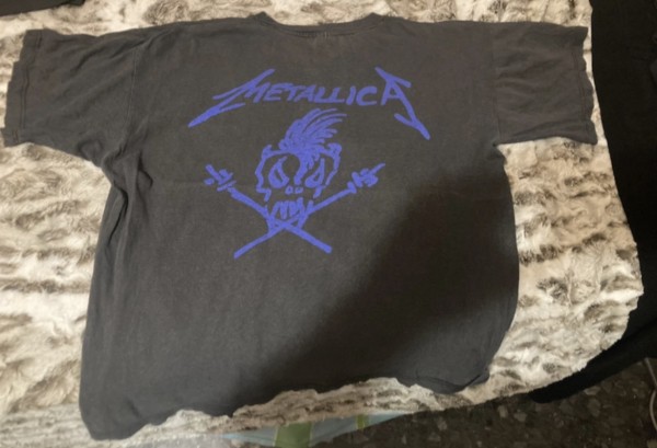 Tag of a Metallica t-shirt